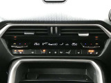 【フルオートエアコン】運転席と助手席の温度調整がそれぞれ出来るフルオートエアコン装備です。これなら暑がりなご主人、寒がりな奥様が同乗されても問題ないですね。