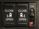 【両側パワースライドドア】両側がパワースライドドアになっており、運転席のスイッチやスマートキーでも開閉が可能です!開口部も広いので乗り降りも楽々♪