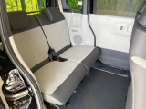 後部座席も気になるようなキズ・汚れやへたり等、大きなダメージはなく、良好な状態です。