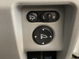 ハンドルの右側に電動格納付きパワーミラーの操作スイッチがついています。左右のサイドミラーの角度調節も微調整ができて便利です。