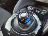 日産リーフ専用のシフトレバーは操作しやすく電動サイドブレーキ機能も付いています♪