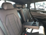 後席も使用感はさほど感じず、運転席・助手席同様に清潔感があります。後席シートもしっかりと作り込まれていますので、座り心地も悪くありません。是非、実車にてご確認下さい。