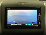 ギヤをR(バック)に入れるとナビの画面に後ろの映像が映るリアカメラ付です。後退時、コンディションが悪い視界でもカラーバックモニターがドライバーをサポートします。