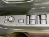 【電動格納ミラー】サイドミラーは電動格納式となっており、狭い駐車場でもキズがつくリスクを抑えられます。