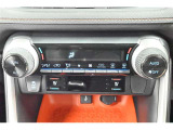 左右独立温度コントロールフルオートエアコンです。運転席、助手席それぞれで独立して温度設定ができます。冷え性の方が乗っても安心ですね♪