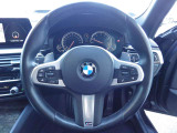BMWのステアリングは握りやすい太さと材質でしっかり手になじみます。