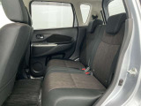 【後部座席】広々とした後部座席です。大人の方でもくつろげる空間です。