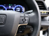 レーダークルーズコントロール(全車速追従機能付)付きです。車速に応じて追従支援してくれるので、ロングドライブも快適です。詳細は販売店スタッフまでおたずねください。
