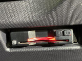 【ETC】有料道路を利用する際に料金所で停止することなく通過できる、ETC車載器(ノンストップ自動料金収受システム機器)が装備されています。セットアップを行うことで利用可能になります。