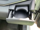 ロングドライブには欠かせないカップホルダーつきです。