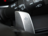 マニュアル車のような感覚で、ワインディングロードでも車を操れるパドルシフト付きです。長い下り坂でのエンジンブレーキや、高速道路の合流の際の加速も思いのままです。