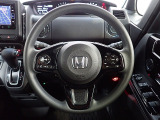 ハンドル左側にはオーディオ操作が出来るオーディオリモートコントロールスイッチ、右側にはHonda SENSINGとオートクルーズコントロールのスイッチを装備!