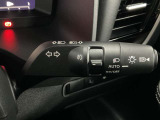【オートライト】車のセンサーが周囲の明るさを感知し、自動でヘッドライトを点灯・消灯する機能です。この機能は夕暮れ時の交通事故が多い時間帯の安全性を高めてくれます。