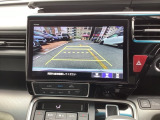 運転が苦手な方も車庫入れラクラクです!ギアをリバースに入れれば自動的にモニターが切り換わりますので、面倒な操作は不要です。狭い駐車場もお車を傷つけず安心です!