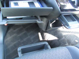 グローブボックスの他にも収納をご用意してます。車内をスッキリ見せることができます。