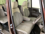 広い足元に肘掛けもついたゆったり座れるシートです。運転席と助手席の間が空いているため、助手席側への移動がスムーズです。交通量の多い道でも、助手席側から乗り降りができます。