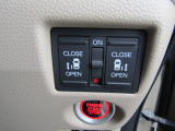 運転席からワンタッチで操作ができる両側電動スライドドアの開閉スイッチです。