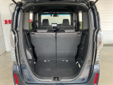 ちょっとした荷物やお買い物には充分な広さの荷室です。