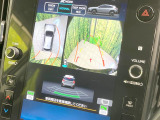 【マルチテレインモニター】車のフロントやサイドのカメラ画像を同時にモニター表示することで、悪路や狭い道を走行時でも周囲の状況確認ができ安心!本格SUVにうれしい装備です♪