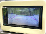【バックカメラ】駐車時に後方がリアルタイム映像で確認できます。大型商業施設や立体駐車場での駐車時や、夜間のバック時に大活躍!運転スキルに関わらず、今や必須となった装備のひとつです!