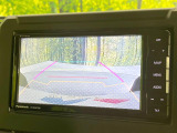 【バックカメラ】駐車時に後方がリアルタイム映像で確認できます。大型商業施設や立体駐車場での駐車時や、夜間のバック時に大活躍!運転スキルに関わらず、今や必須となった装備のひとつです!