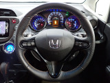 ハンドル左側にはオーディオ操作が出来るオーディオリモートコントロールスイッチ、右側にはHonda SENSINGとオートクルーズコントロールのスイッチを装備!