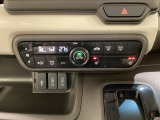 オートエアコンがついてますので簡単操作で快適に過ごせます。シートヒータースイッチ内蔵で前席の左右別々に2段階で温度設定ができます。