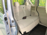 後部座席も気になるようなキズ・汚れやへたり等、大きなダメージはなく、良好な状態です。
