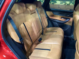後部座席も気になるようなキズ・汚れやへたり等、大きなダメージはなく、良好な状態です。