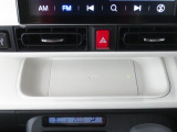 ワイヤレス充電機能 Qi がインパネセンタートレイにあり便利です。