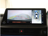 【パノラマモニター】に搭載した4つのカメラにより、車を真上から見ているような映像を表示。運転席から確認しにくい車両周囲の状況を把握できます。