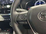 運転中、オーディオの操作をしてて、ハッとしたことはありませんか?ステアリングスイッチは、運転中でもハンドルでオーディオの操作が可能です。安全なドライブをサポートします。