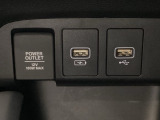 アクセサリーソケットはUSBのアダプターなどをつければ、スマホの充電にも使えます。横にはナビゲーション用の外部入力やスマートフォンなどの充電可能なUSB端子が1個づつついています。