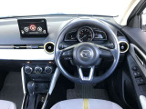 【運転席インテリアデザイン】左右対称のインテリアデザインでドライバーを包み込み運転に集中できるように設計されています。