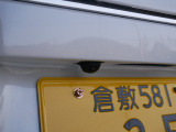 【バックカメラ】 車庫入れの苦手なお客様も安心。バック時目視しにくいクルマの周囲を確認。夜間などの安全性もUP。