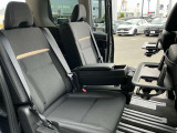 C28セレナのセカンドシートは、左右独立してスライド・リクライニング・スマートマルチセンターシートを採用しています。これにより、さまざまなシートアレンジが可能で、多彩なシーンに対応できます。