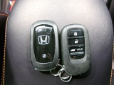 スマートキー付!キーを取り出さなくてもドアロックの施錠・開錠、エンジンの始動が出来ます!雨の日や荷物の多い日にとても便利ですね♪