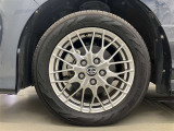 スポーティな印象を与える純正ホイールです。どこまでも走っていきたくなるようなデザインですね♪