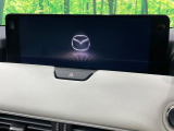 【12.3インチマツダコネクト】車内の雰囲気にマッチした大型ディスプレイ。スマホ接続でのナビ使用やBluetooth再生等、様々な機能が楽しめます。直感的なダイヤル操作が可能で、使い勝手も良好です。