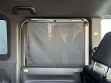 後席の窓ガラスには日差しや紫外線を防ぐ格納式サンシェードが装備されています!