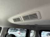 車内の空気を循環し後席まで素早く快適にしてくれるシーリングファン(プラズマクラスター搭載)♪暑い季節もムラなく涼しく、快適さがUP!エアコン前に扇風機を置くと効率が良いと言われる、あの発想ですw
