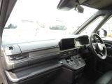 ★助手席周辺★ダッシュボードには豊富な収納BOXがありいつもすっきりとした車内!ほしい場所にちょうど良い収納を備えています。大きなフロントガラスによって見晴らしも良く快適な座り心地となっております