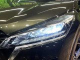 【LEDヘッドライト】悪天候や夜間走行時も良好な視界を確保し安心して運転できる高輝度LEDヘッドライトを装備!点灯速度が早く、消費電力も抑えられています。