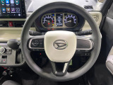 インテリアに合わせたデザインのステアリングは、運転される方のことも考え、運転しやすい形状、大きさです。是非一度、実際に触ってお確かめください。