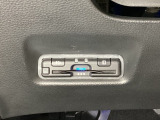 ハンドルの左下にETCがついています。高速道路の料金所の通過も楽々です。 カードの取り出しもしやすい場所についています。
