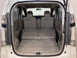 リアシートの背もたれを倒してさらに広々としたトランクスペースになります。段差も少なく荷物の出し入れもしやすくなっています。