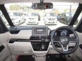 運転席からの視界が広く運転がしやすいので男女共に人気のインテリアになっています!