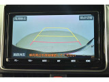 バックガイドモニター(バックモニター)付き。車両後方の映像をナビ画面に表示し、駐車などの後退操作をサポートします。
