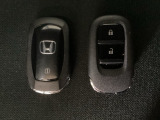 スマートキーを装備しています。鍵を差し込むことなくドアロックの開け閉めと、スタートボタン操作でのエンジンスタートができます。スペアキーも同じものを用意しております。