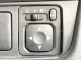 【電動格納ミラー】サイドミラーは電動格納式となっており、狭い駐車場でもキズがつくリスクを抑えられます。